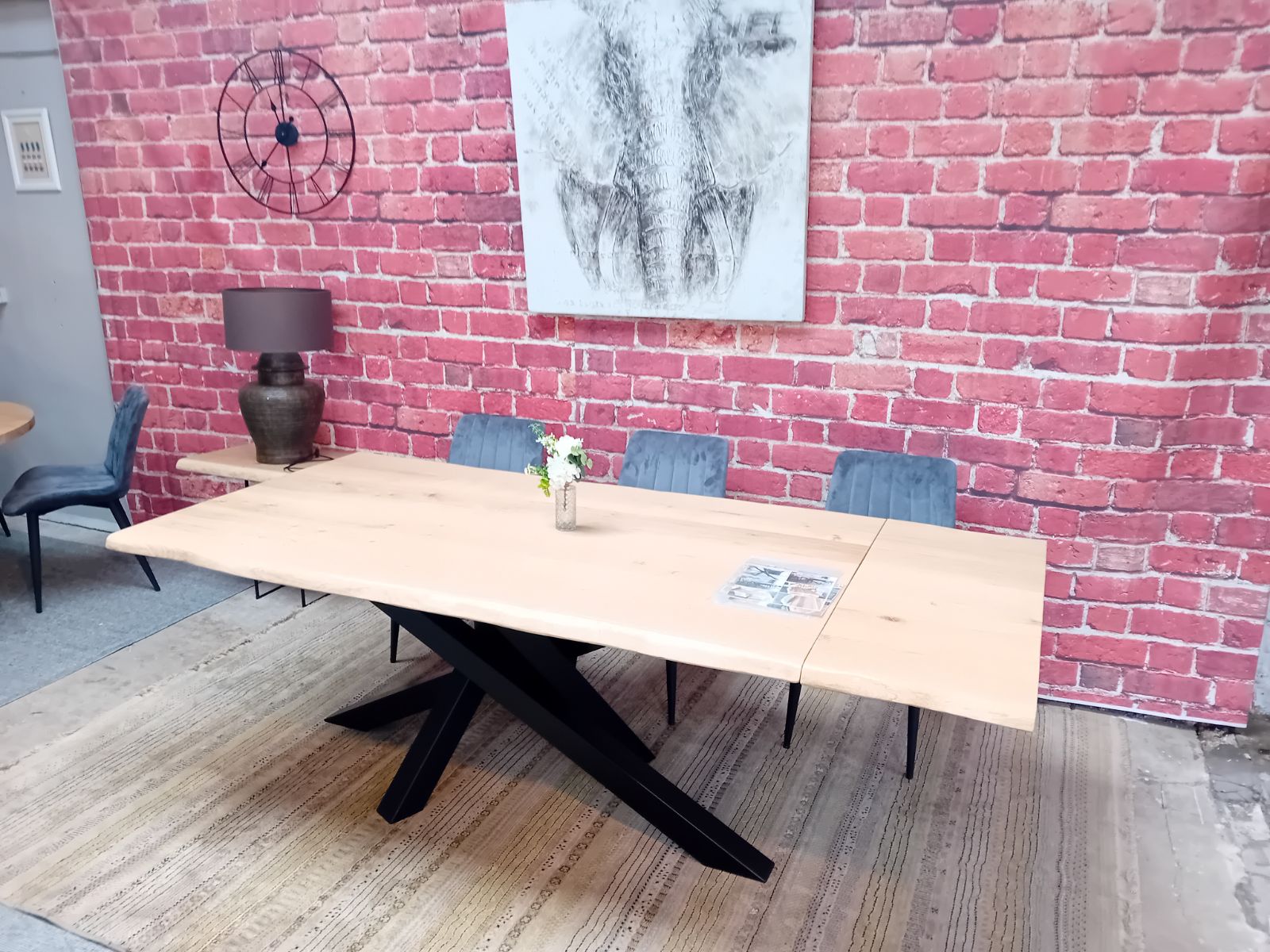 table en chêne massif avec rallonge et piétement central en métal